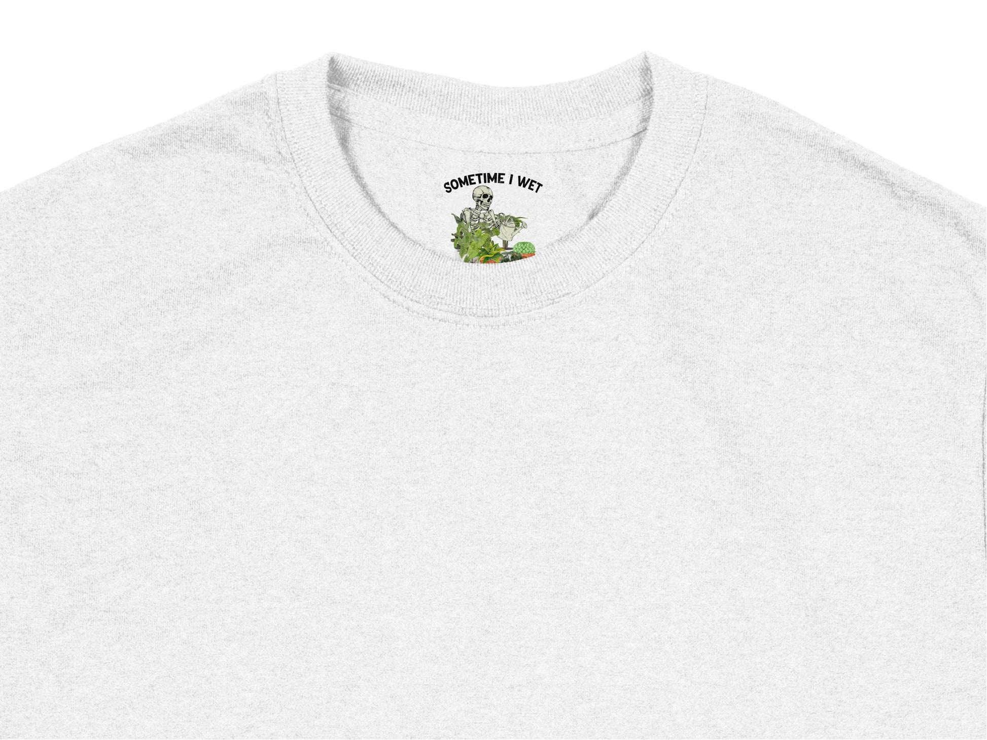 White T-shirt with Small Green Frog Graphic, Minimalist Casual Unisex Tee, Subtle Nature-Inspired Design, Eco-Friendly Fashion